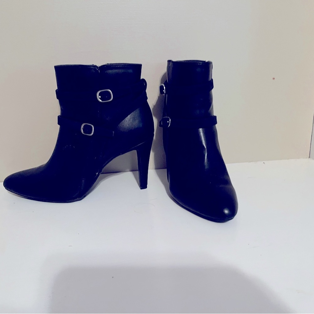 Ryalto almost new very comfortable about 2 inch heal sz 71/2